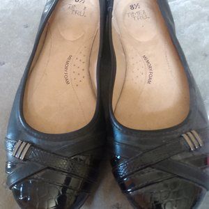 Women's black flat shoes